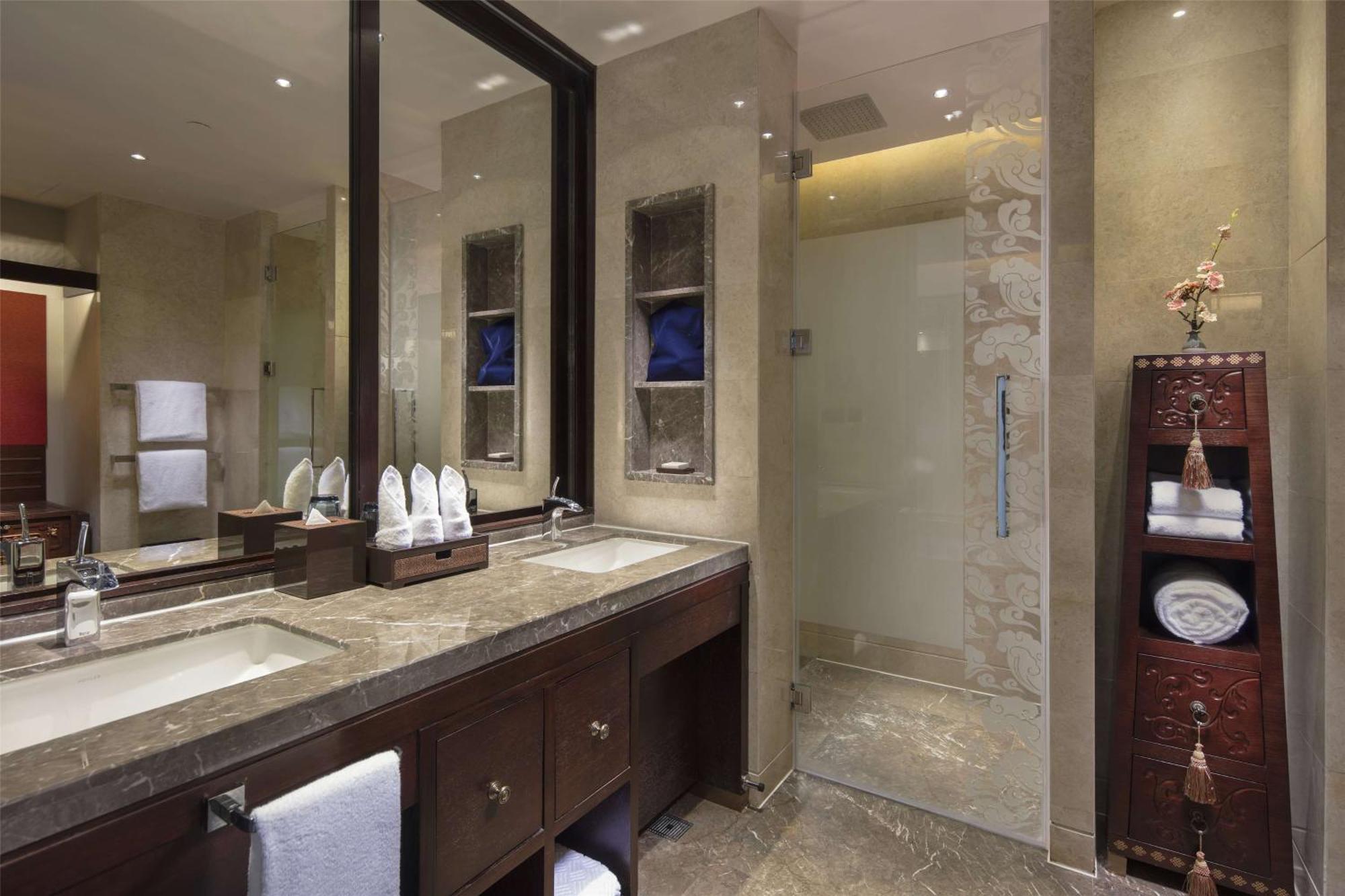 Hilton Linzhi Resort Nyingchi Bagian luar foto