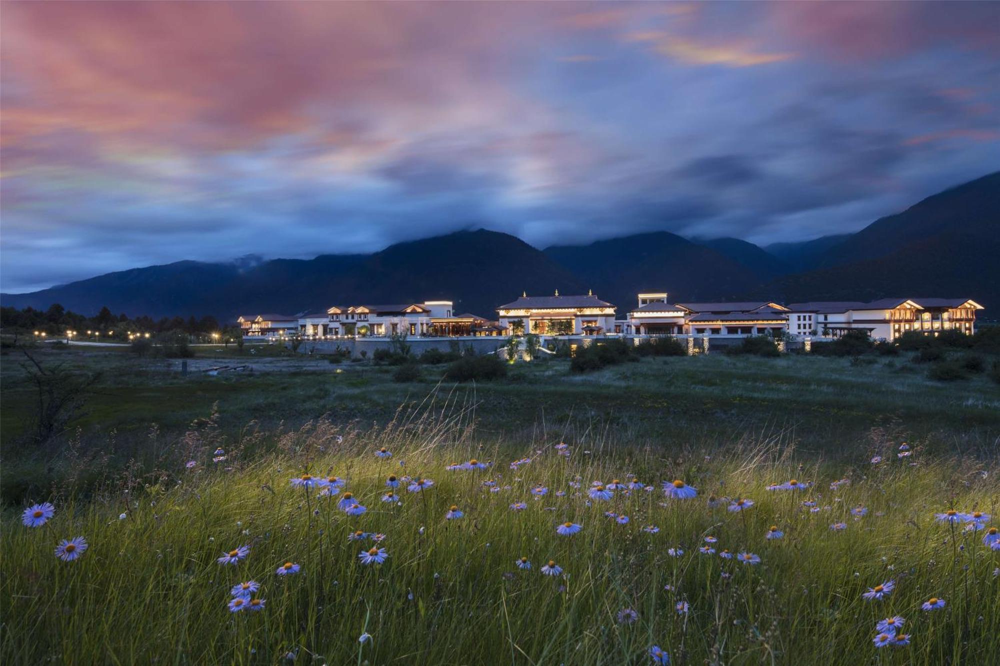 Hilton Linzhi Resort Nyingchi Bagian luar foto