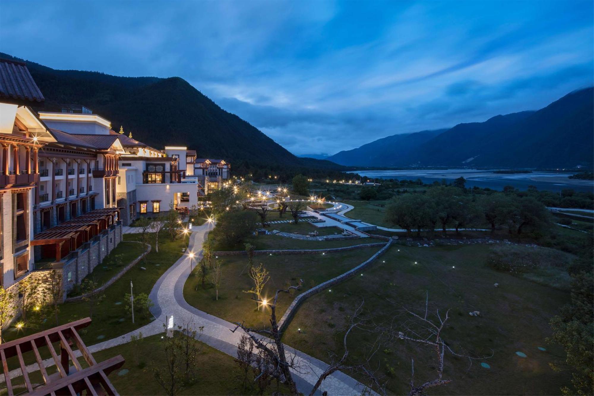 Hilton Linzhi Resort Nyingchi Bagian luar foto