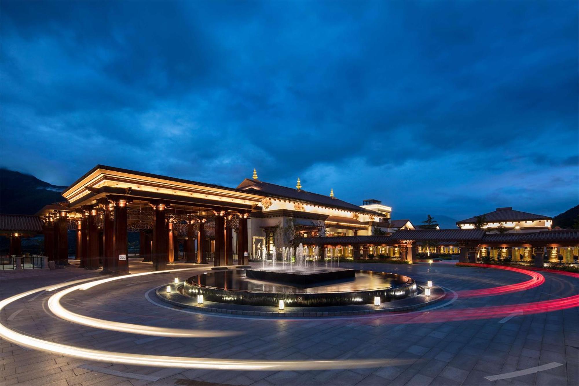 Hilton Linzhi Resort Nyingchi Bagian luar foto