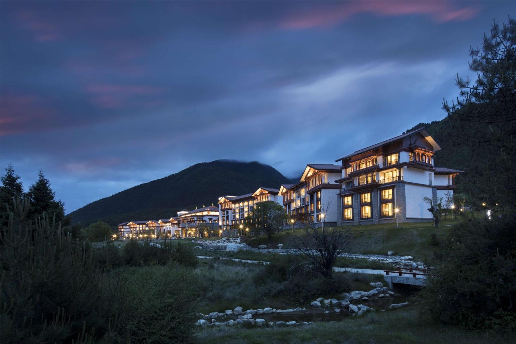 Hilton Linzhi Resort Nyingchi Bagian luar foto